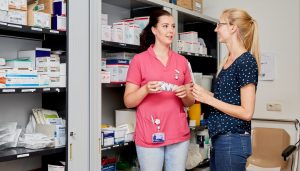 2-vrouwen-aan-het-werk-1020x580